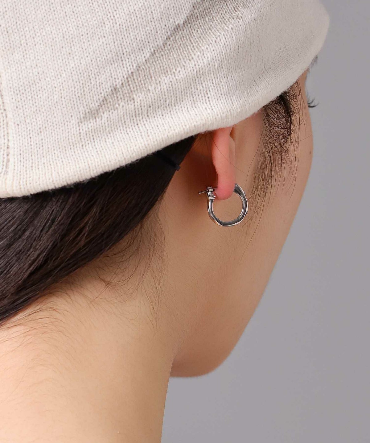 “for Gift”クロッシングピアス/シティポップ“TYPE B”/シルバー925の着用イメージ