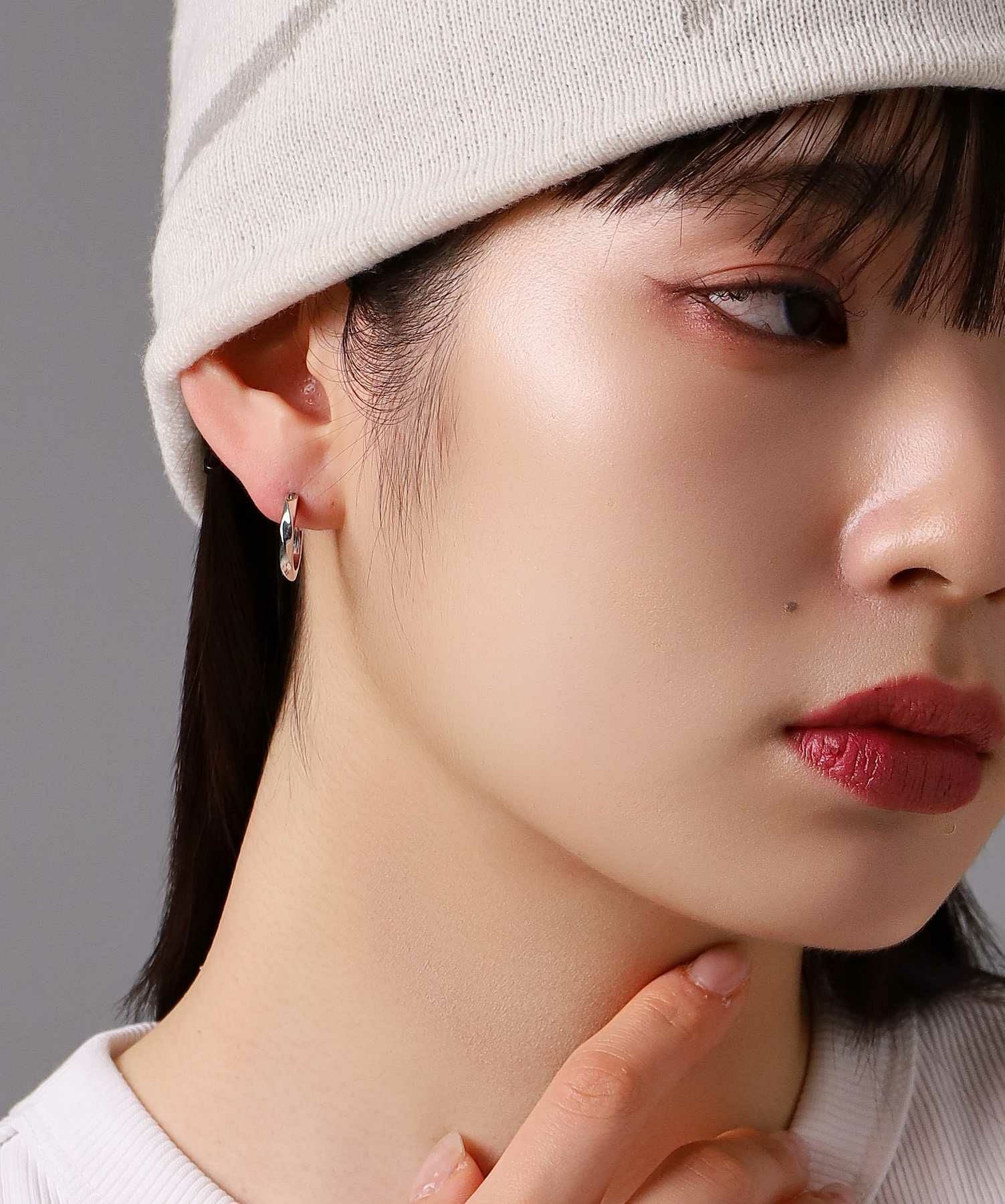 “for Gift”クロッシングピアス/シティポップ“TYPE B”/シルバー925の着用イメージ