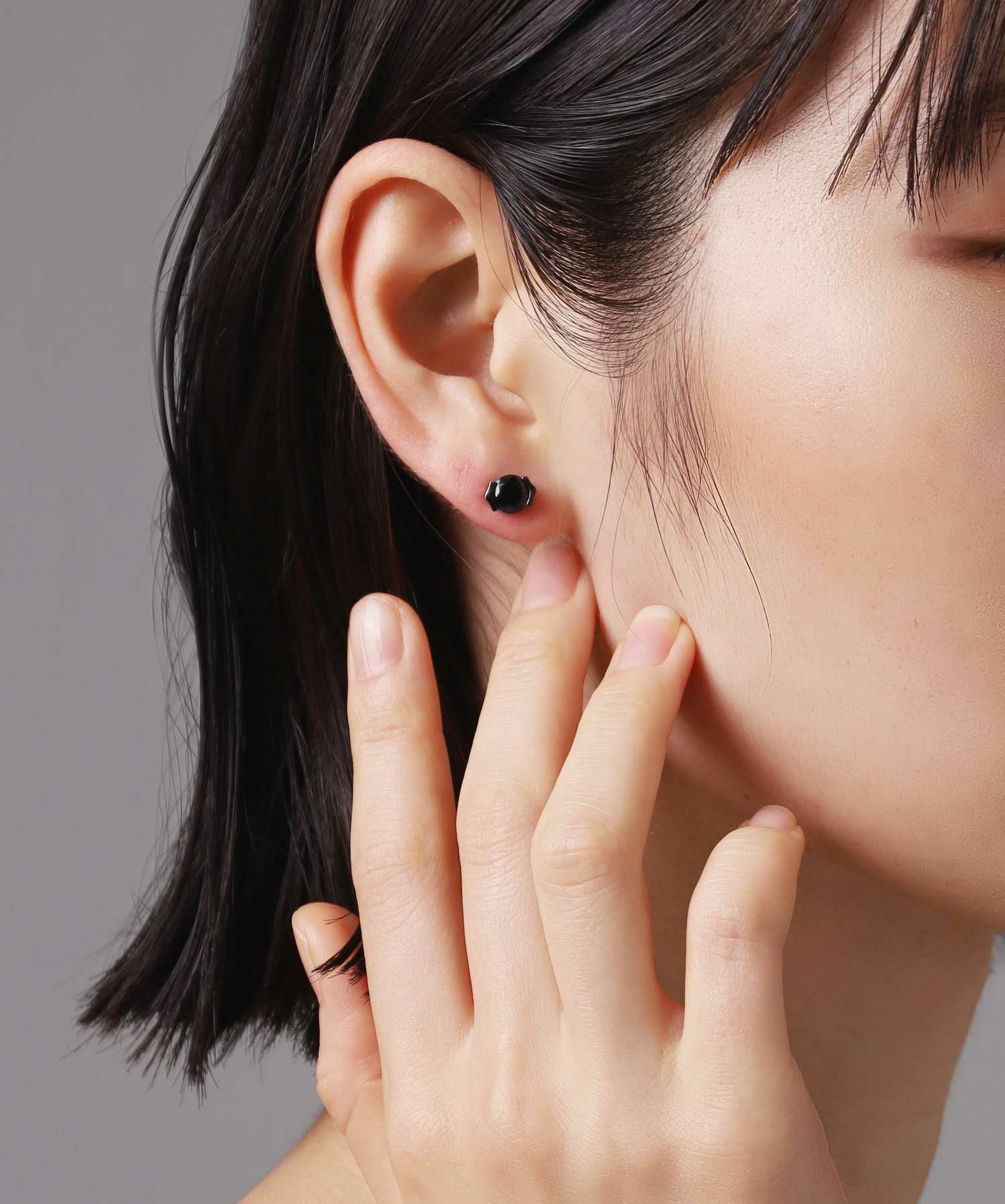 BASIC”ブリリアントカットピアス（ブラック×ブラックジルコニア